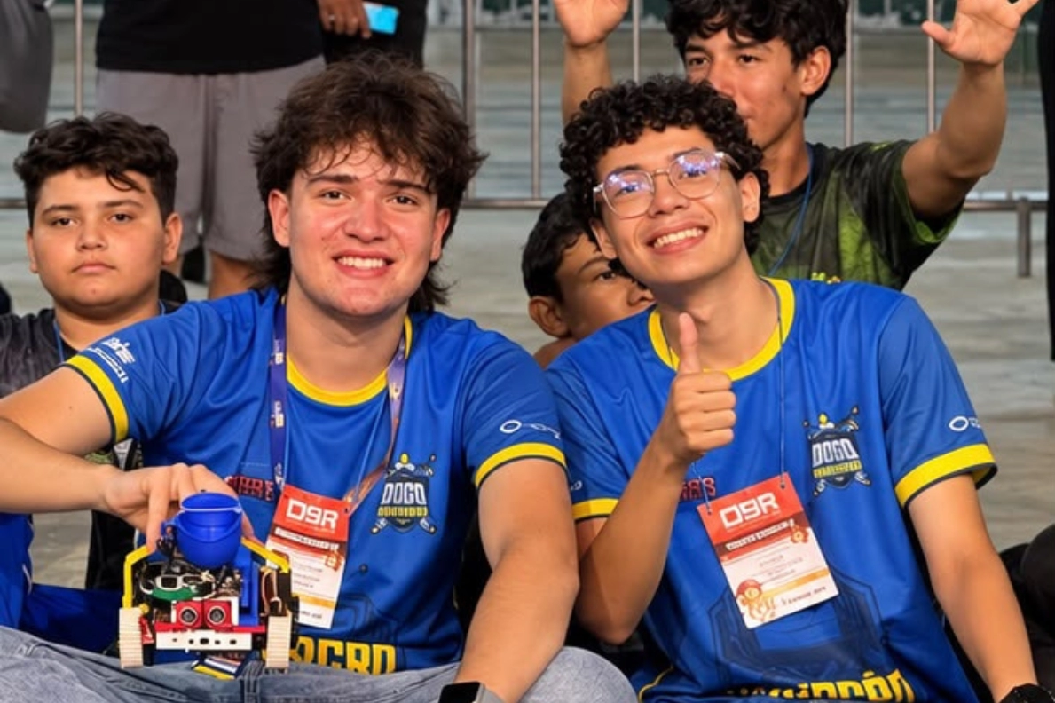 dupla de jovens competidores e integrantes da dogo warriors